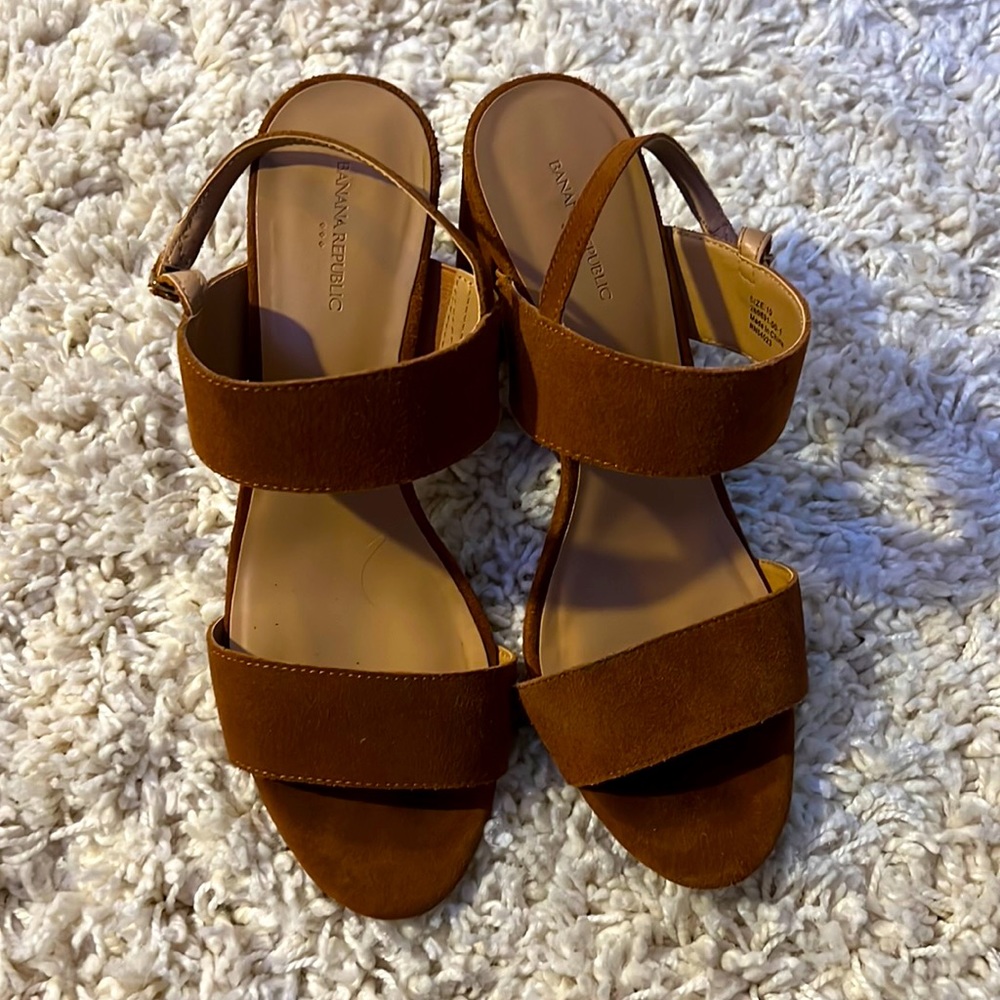 NWOT BANANA REPUBLIC SUEDE HEELS
